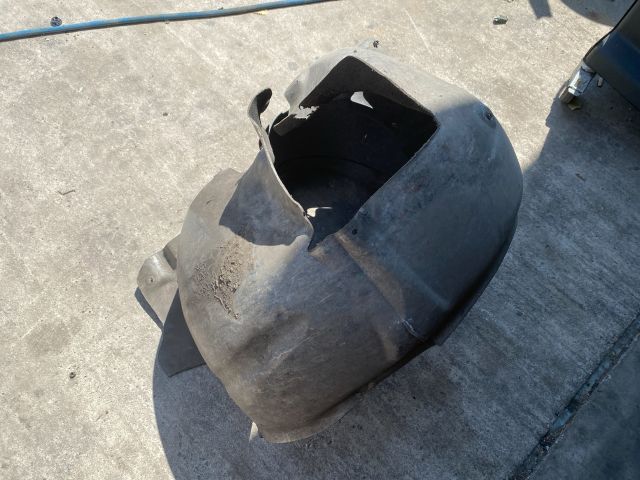 bontott AUDI TT Jobb első Első Dobbetét (Kerékjárati, Műanyag)