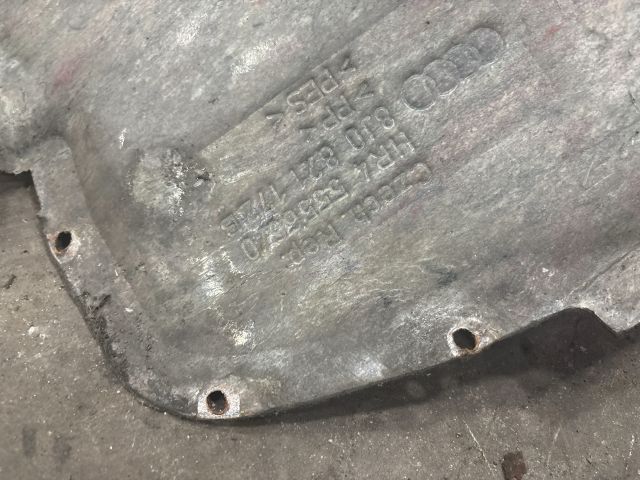 bontott AUDI TT Jobb első Első Dobbetét (Kerékjárati, Műanyag)