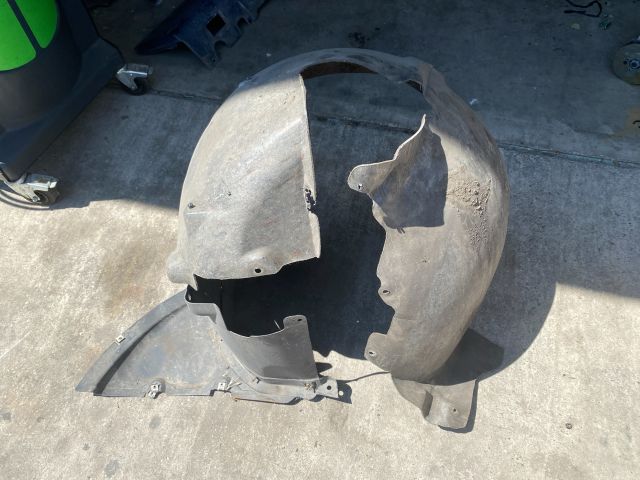 bontott AUDI TT Jobb első Első Dobbetét (Kerékjárati, Műanyag)