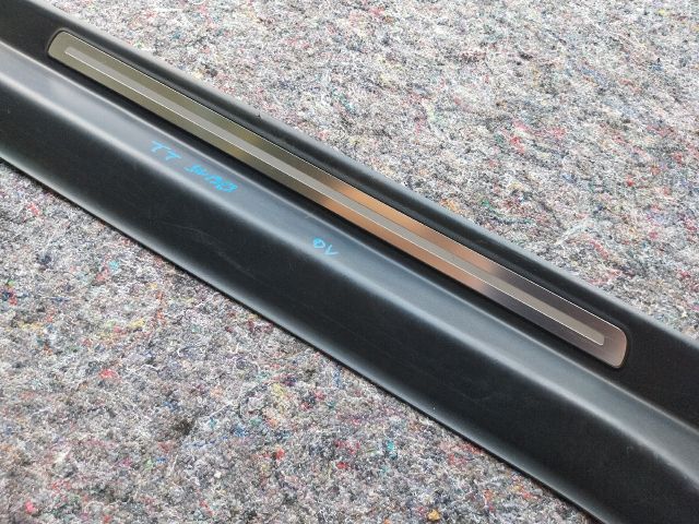 bontott AUDI TT Jobb első Küszöb Díszléc