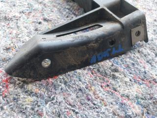 bontott AUDI TT Jobb első Lökhárító Tartó (Műanyag)