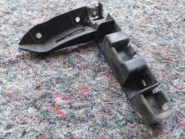 bontott AUDI TT Jobb első Lökhárító Tartó (Műanyag)