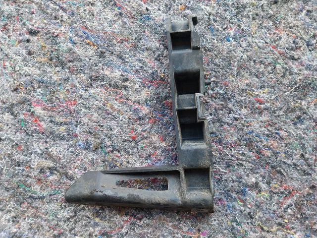 bontott AUDI TT Jobb első Lökhárító Tartó (Műanyag)