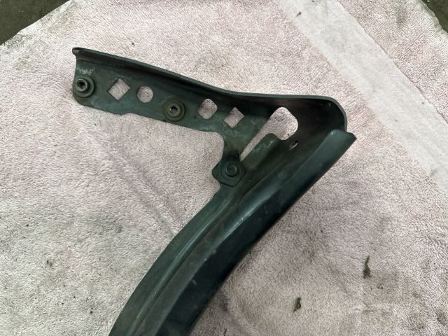 bontott AUDI TT Jobb Sárvédő Oldaltartó