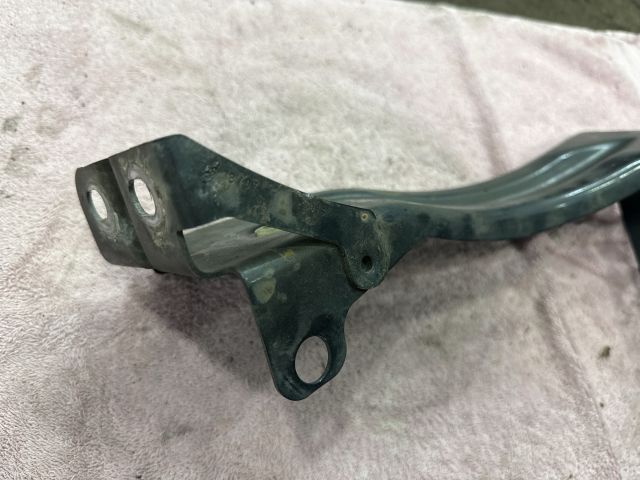 bontott AUDI TT Jobb Sárvédő Oldaltartó