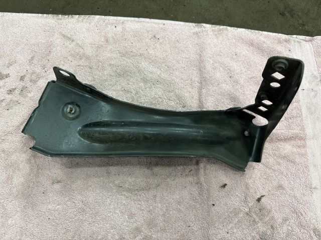 bontott AUDI TT Jobb Sárvédő Oldaltartó