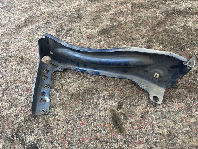 bontott AUDI TT Jobb Sárvédő Oldaltartó