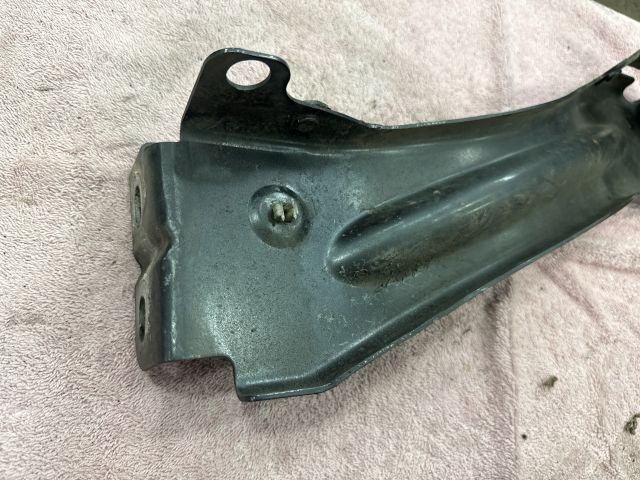 bontott AUDI TT Jobb Sárvédő Oldaltartó