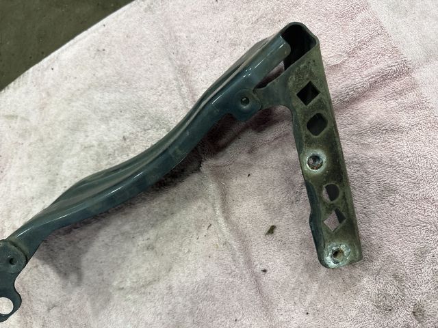 bontott AUDI TT Jobb Sárvédő Oldaltartó