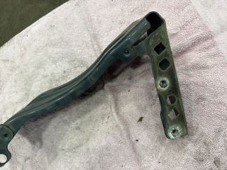 bontott AUDI TT Jobb Sárvédő Oldaltartó