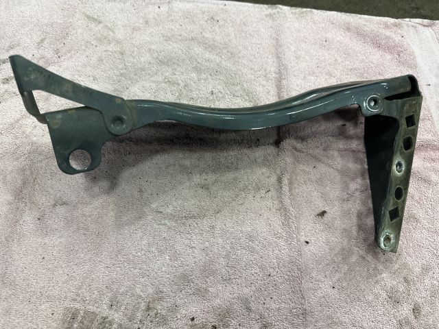 bontott AUDI TT Jobb Sárvédő Oldaltartó