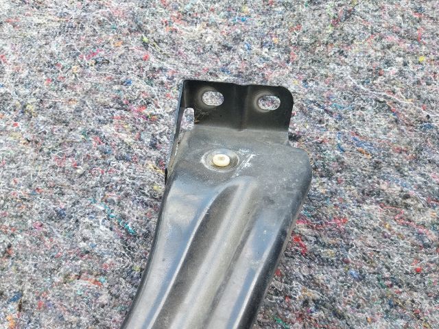 bontott AUDI TT Jobb Sárvédő Oldaltartó