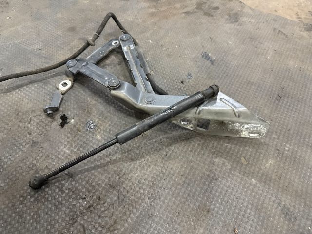 bontott AUDI TT Motorháztető Bal Zsanér