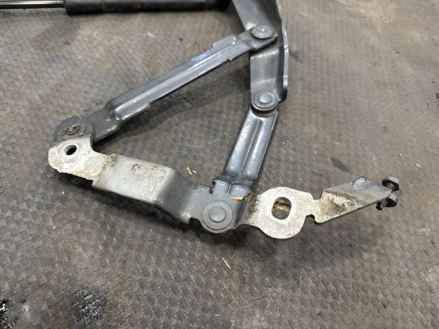 bontott AUDI TT Motorháztető Jobb Zsanér