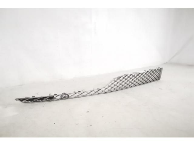 bontott BENTLEY BENTAYGA Első Lökhárító Jobb Díszrács