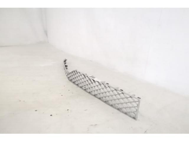 bontott BENTLEY BENTAYGA Első Lökhárító Jobb Díszrács