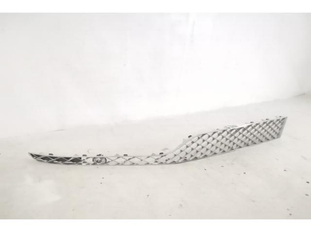 bontott BENTLEY BENTAYGA Első Lökhárító Jobb Díszrács