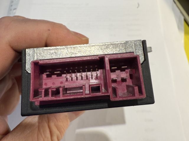 bontott BMW 1 Üzemanyag Szivattyú Relé