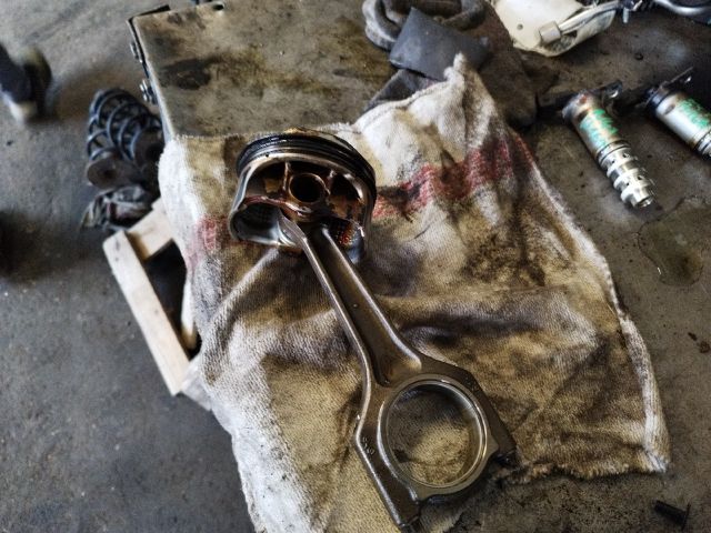 bontott BMW 1 Dugattyú és Hajtókar