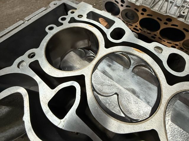 bontott BMW 1 Motor (Fűzött blokk hengerfejjel)