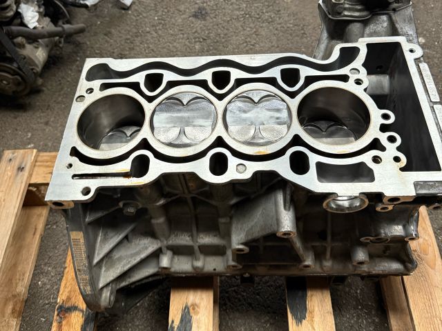 bontott BMW 1 Motor (Fűzött blokk hengerfejjel)