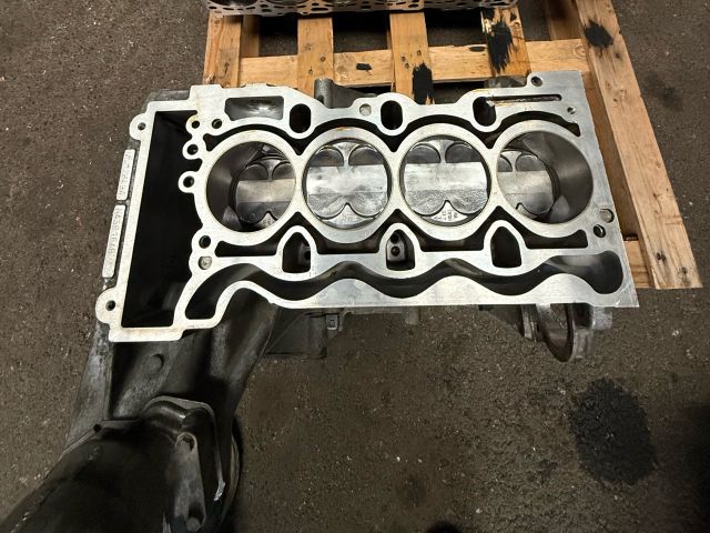 bontott BMW 1 Motor (Fűzött blokk hengerfejjel)