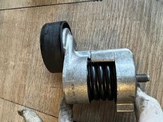 bontott BMW 1 Szíjfeszítő Görgő