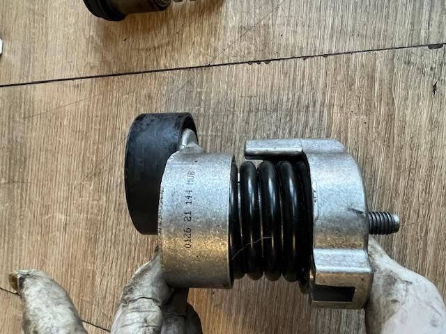 bontott BMW 1 Szíjfeszítő Görgő