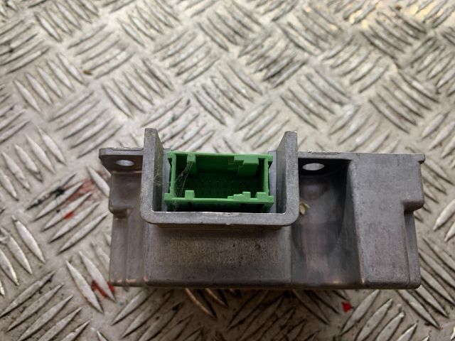 bontott BMW 1 Üzemanyag Szivattyú Relé