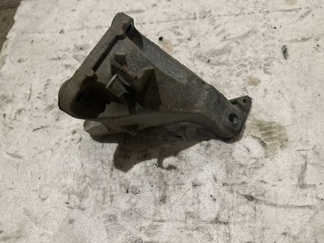 bontott BMW 1 Motor Tartó Bak (Fém)