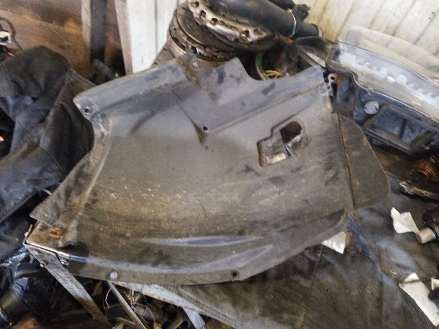 bontott BMW 1 Bal első Dobbetét (Kerékjárati, Műanyag)