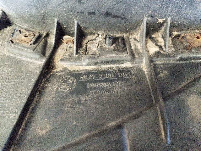 bontott BMW 1 Bal első Dobbetét (Kerékjárati, Műanyag)