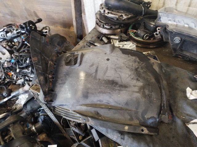 bontott BMW 1 Bal első Dobbetét (Kerékjárati, Műanyag)