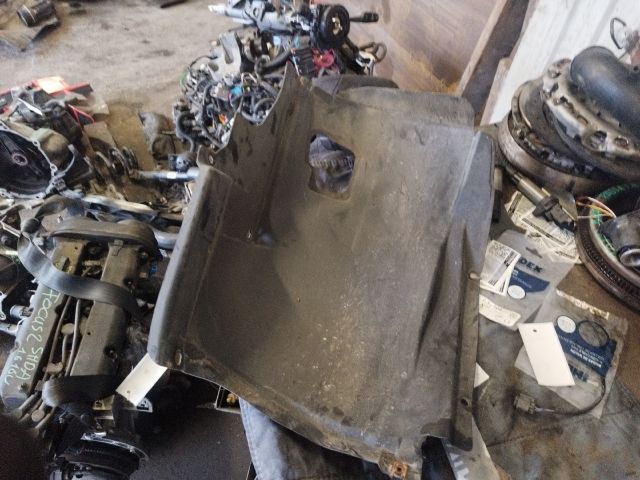 bontott BMW 1 Bal első Dobbetét (Kerékjárati, Műanyag)