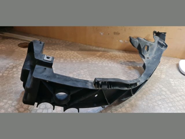 bontott BMW 1 Bal Fényszóró Tartó