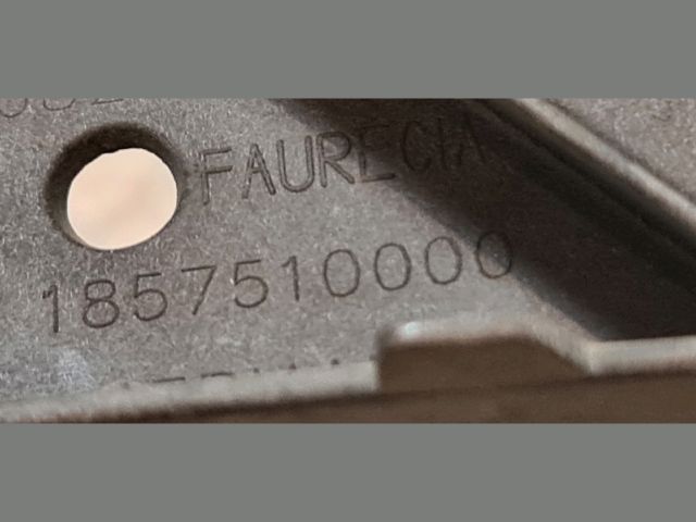 bontott BMW 1 Bal Fényszóró Tartó