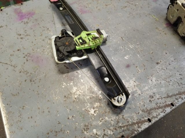 bontott BMW 1 Bal hátsó Ablakemelő Szerkezet (Elektromos)