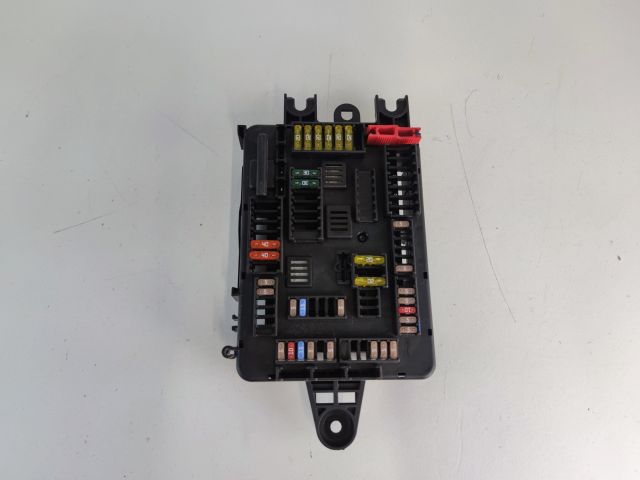 bontott BMW 1 Biztosítéktábla Csomagtér