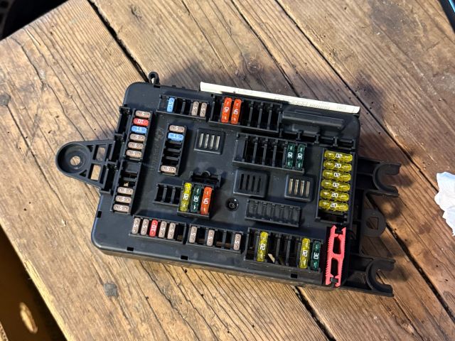 bontott BMW 1 Biztosítéktábla Csomagtér