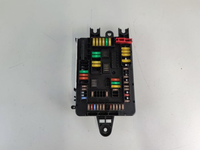 bontott BMW 1 Biztosítéktábla Csomagtér