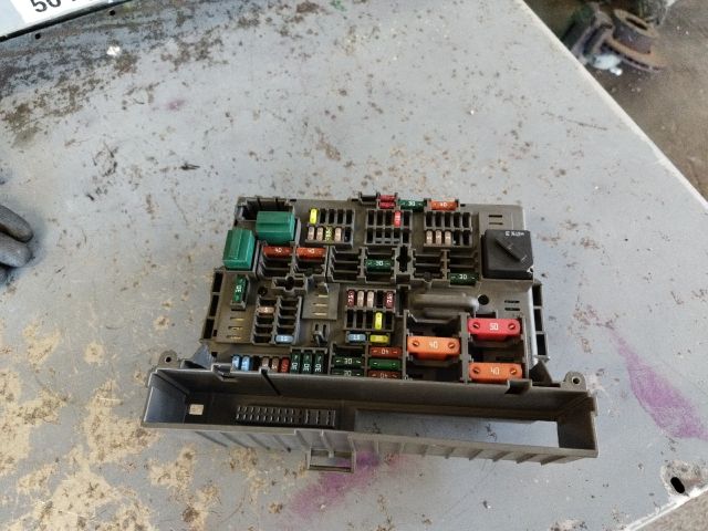 bontott BMW 1 Biztosítéktábla Utastér