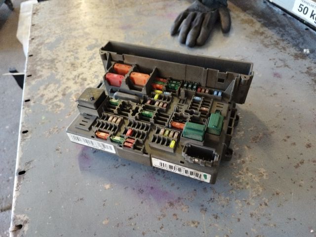 bontott BMW 1 Biztosítéktábla Utastér