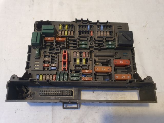 bontott BMW 1 Biztosítéktábla Utastér