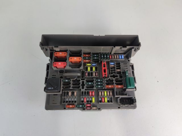 bontott BMW 1 Biztosítéktábla Utastér