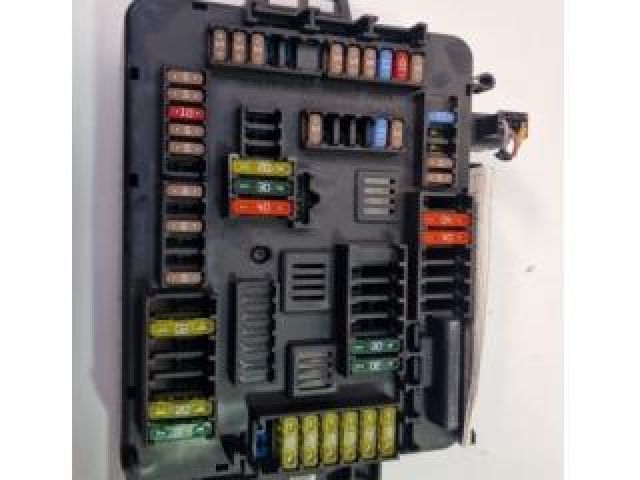 bontott BMW 1 Biztosítéktábla Utastér