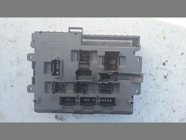 bontott BMW 1 Biztosítéktábla Utastér