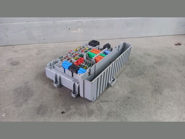 bontott BMW 1 Biztosítéktábla Utastér