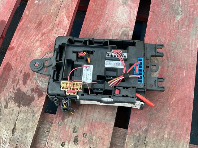 bontott BMW 1 Biztosítéktábla Utastér