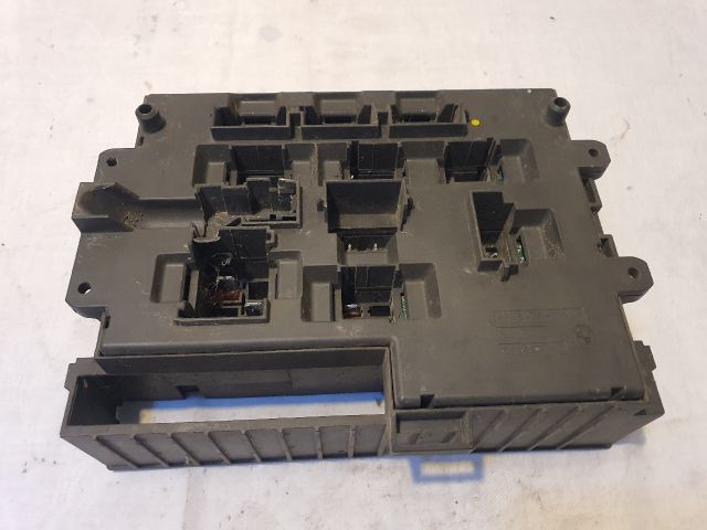 bontott BMW 1 Biztosítéktábla Utastér