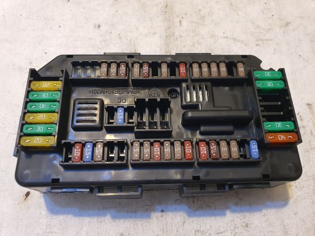 bontott BMW 1 Biztosítéktábla Utastér